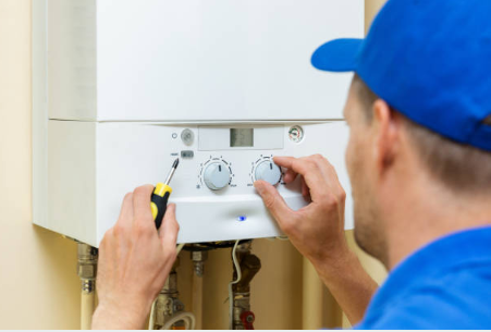 Técnico revisando caldera de gas - Revisión de instalación